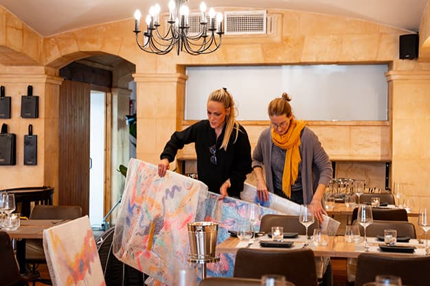 La artista Maria y Jasmin-Madeleine Christensen-Matassa colocan obras de arte en el Ristorante SU DI NOI