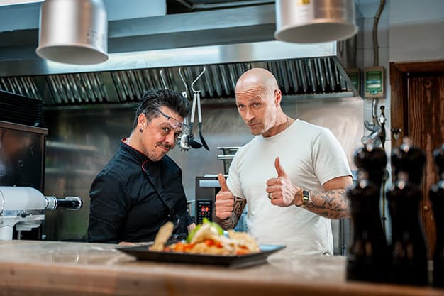 Michele Matassa y el chef de cocina en la cocina del Ristorante SU DI NOI