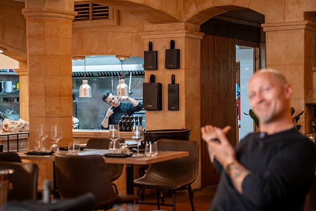 Sala del restaurante con vista a la cocina abierta del Ristorante SU DI NOI