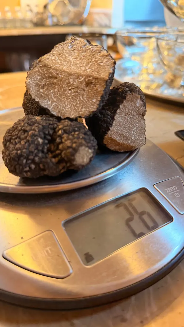 Our truffle obsession continues…
Jetzt auch hausgemachtes Trüffelbrot.

#ristorantesudinoi #mallorcafood #mallorcarestaurants #italianrestaurant #paguera