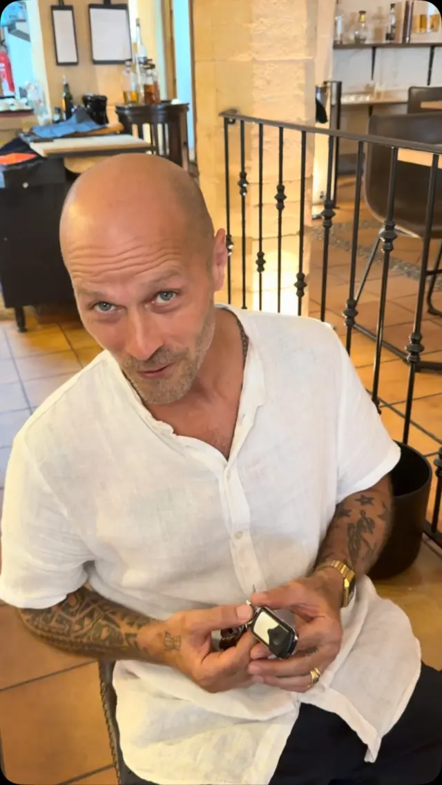 Wer im SU DI NOI essen geht, lernt früher oder später Michele kennen. Wahrscheinlich eher früher.

Tätowiert, italienisch, manchmal ein bisschen verrückt und Gastgeber durch und durch. Er begrüßt, unterhält, erzählt, lacht und hat trotzdem immer im Blick, was gerade passiert.

Because good hospitality is not just about service. It’s about the people who make you want to come back.

This is Michele.

#ristorantesudinoi #paguera #mallorca #restaurantlife #mallorcarestaurants