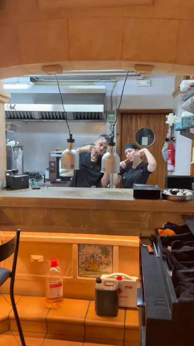 Just nice when everyone’s happy. :)

#ristorantesudinoi #behindthescenes #teamwork #paguera #mallorca