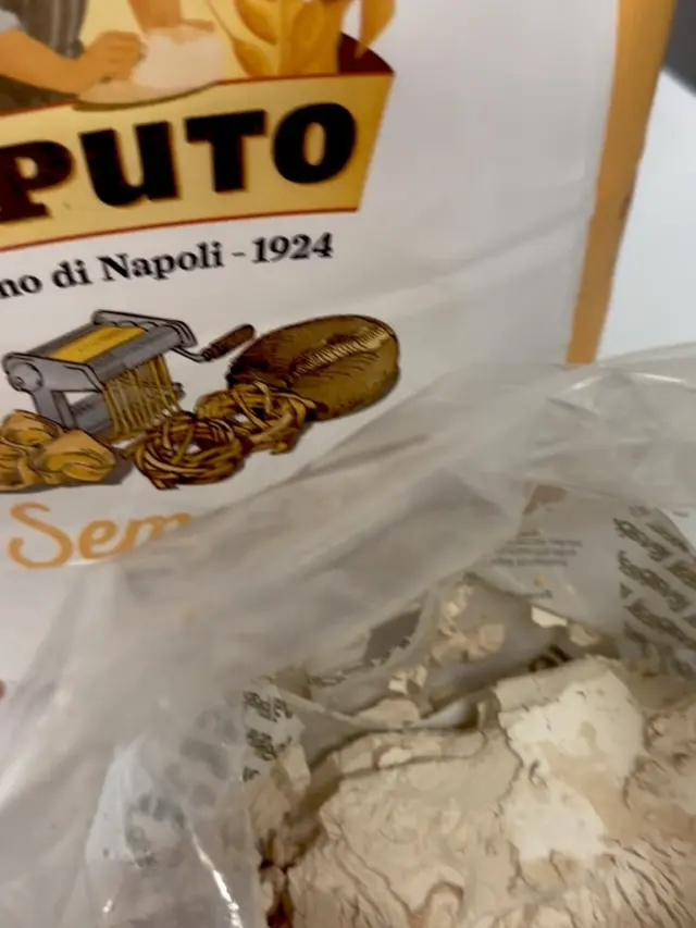 Nicht nur unsere Pasta ist hausgemacht, sondern auch unser Brot.

Today’s three varieties: wheat, chocolate with coconut and saffron with bacon. Served with our homemade herb butter.

#ristorantesudinoi #paguera #mallorca #italianrestaurant #mallorcafoodscene