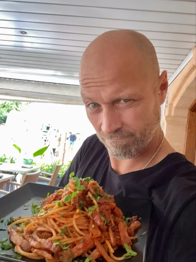 Lunch is back @ SU DI NOI! Und wer könnte unseren Mittagstisch besser vorstellen als Michele?

Swipe through our lunch menu!
Tuesday to Friday | 12–3 PM

#ristorantesudinoi #paguera #mallorcafood #italianlunch #mallorcarestaurants