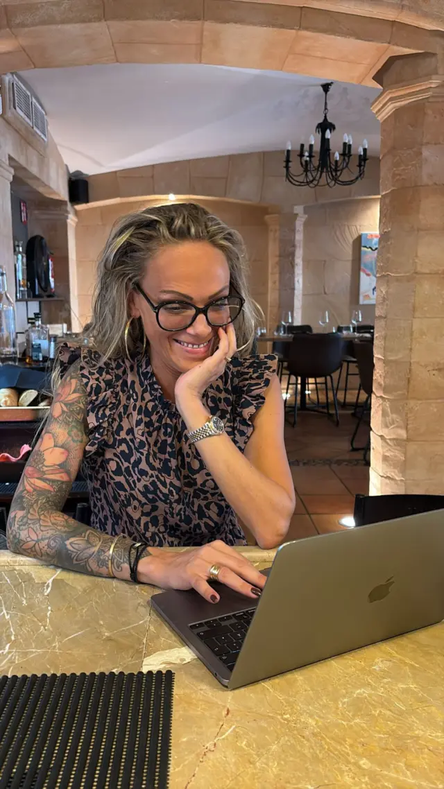 Wer bei SU DI NOI online unterwegs ist, schreibt oder reserviert, landet bei ihr.

Jasmin. Zwischen Marketing, Google, Social Media, Organisation und allem, was im Hintergrund laufen muss. Und auch Micheles Frau.

Und wenn abends die Türen aufgehen? Dann steht sie genauso im Restaurant, begrüßt Gäste, lächelt, packt mit an und hat meistens trotzdem noch das Handy irgendwo griffbereit.

Because sometimes the person behind the scenes is also right in the middle of it all.

This is Jasmin.

#ristorantesudinoi #paguera #mallorca #restaurantlife #mallorcarestaurants