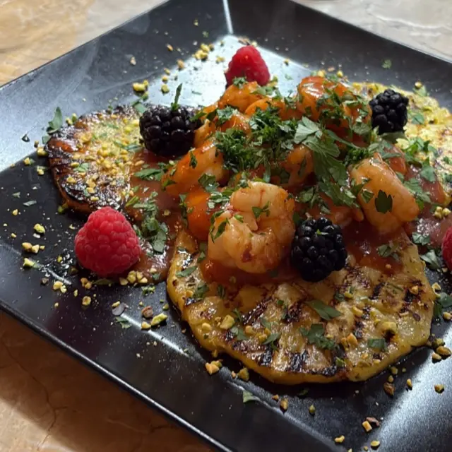 Not the usual Antipasto. Ananas-Carpaccio mit Garnelen, fruchtigen Akzenten und einem spannenden Spiel zwischen süß und sauer.

A little BÄHM, a lot of flavour.
From Michelangelo’s kitchen.

#ristorantesudinoi #paguera #mallorcafood #italianfood #chefcreations